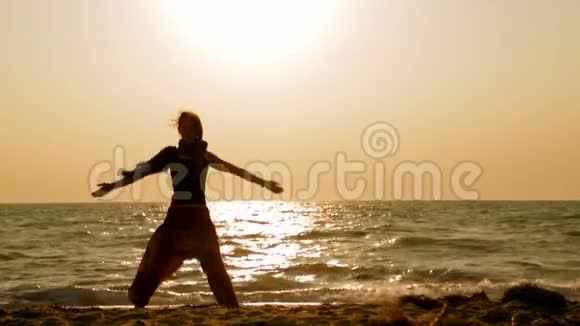 在海滩上做瑜伽的女孩视频的预览图