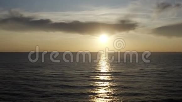 太阳远远落在地平线上在水面上留下了一个印记视频的预览图