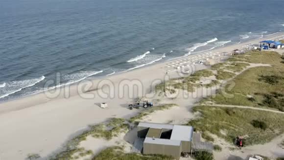 拖拉机沿着海岸带一条狭窄的小路关闭海滩视频的预览图