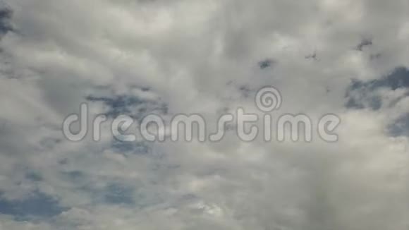随着时间的推移卷云在秋天的天空中快速移动视频的预览图