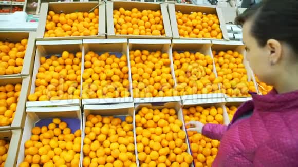 年轻女子在超市买橘子视频的预览图