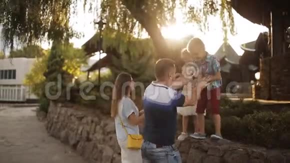 日落时公园里的幸福家庭出去玩视频的预览图