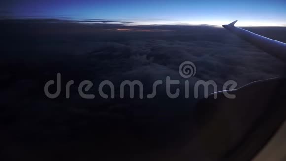 从飞机上看到机翼黄昏时分黄昏的夕阳天空飞翔视频的预览图