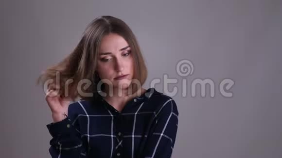 年轻漂亮的短头发女性在镜头前的背景下感到无聊和恼怒的特写镜头视频的预览图