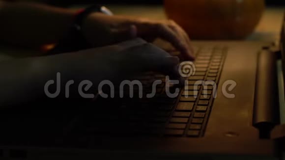 在笔记本电脑键盘上写文字视频的预览图