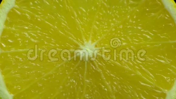 在特写镜头中可以看到一个圆形的黄橙片视频的预览图