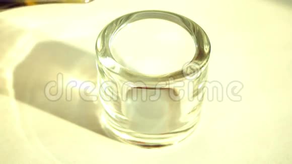 将维珍橄榄油冷敷在玻璃容器中视频的预览图