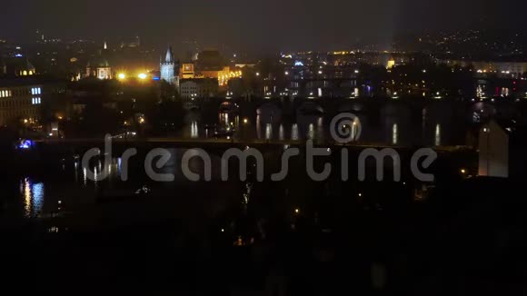 布拉格惊人的夜晚时光布拉格城堡和查尔斯桥被橙色的夜灯照亮视频的预览图