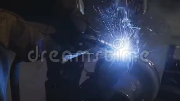 工人焊接金属管视频的预览图