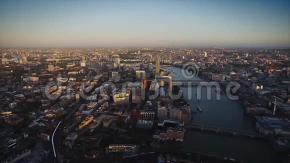 繁忙的伦敦市区现代建筑泰晤士河在空中无人机日落全景视频的预览图