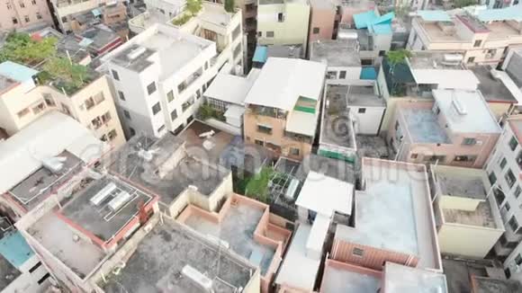 无人机低空飞过一个密集建筑的屋顶视频的预览图