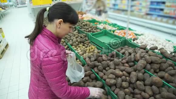 女人把土豆放进超市的袋子里视频的预览图