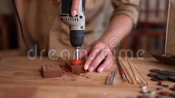 木匠用钻刀雕刻木板视频的预览图