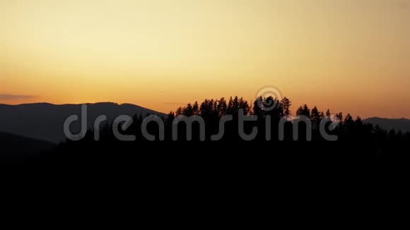 多山景观有丰富的色彩日出潮湿的黄昏森林视频的预览图