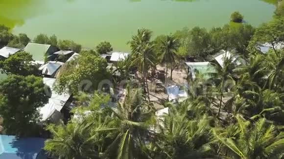 热带村庄在岛上有淡水湖和海洋海岸线的山岭视频的预览图