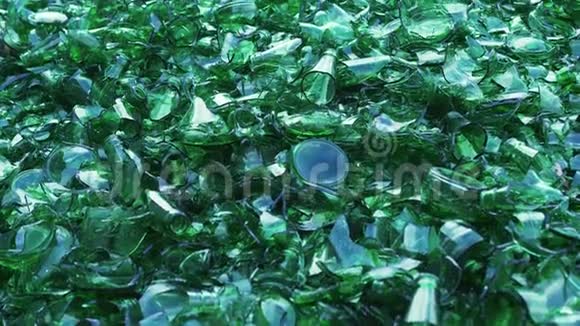 许多碎绿色瓶子玻璃破损回收玻璃瓶视频的预览图