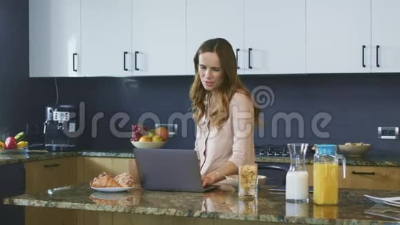 商务女性检查电子邮件以为女性自由职业者在电脑上工作视频的预览图