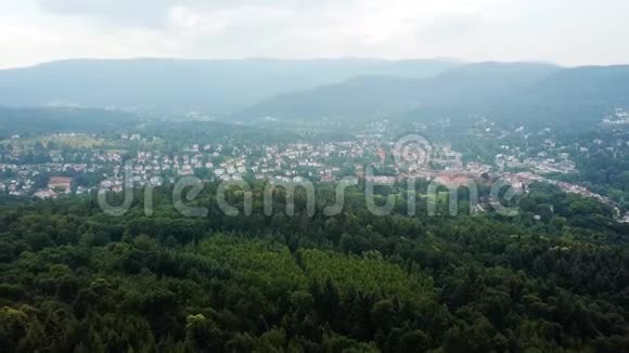 一个德国大城市在山上覆盖着树木的空中镜头4k视频的预览图