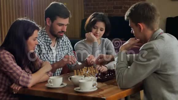 青年男女下棋视频的预览图