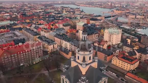斯托克霍姆瑞典二月2020年斯德哥尔摩市中心的航空景观在旧城的建筑物上飞行视频的预览图