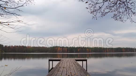 湖畔秋景视频的预览图