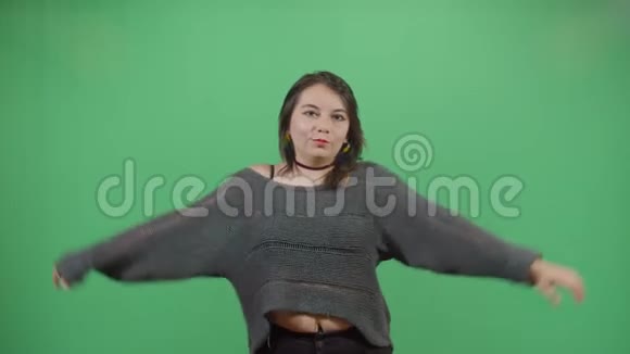 女人用双手旋转着视频的预览图