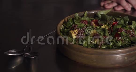 把沙拉和配料西红柿和鳄梨4k视频的预览图