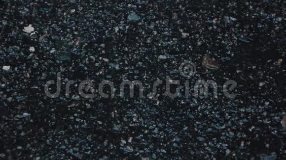 黑色沥青上喷水平躺式视野视频的预览图