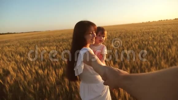 去追我母女俩笑着旅行牵着爸爸的手幸福的一家人牵着手在麦子里奔跑视频的预览图