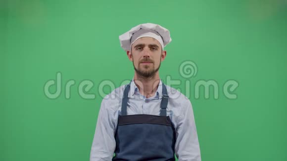 成人厨师展示美味的东西视频的预览图