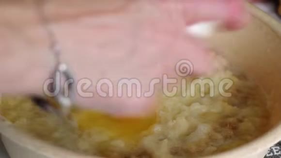雌性在面团里下蛋做煎饼视频的预览图