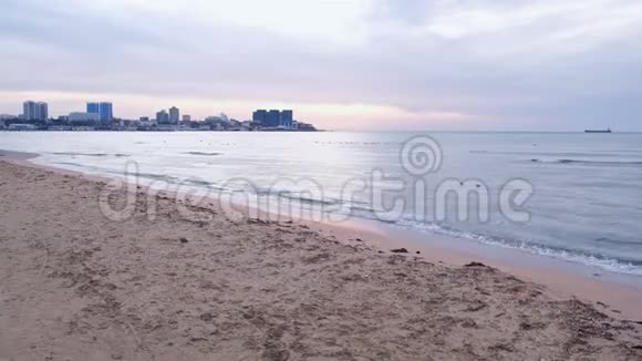日落时美丽的海景有海边沙滩和海滨城市视频的预览图