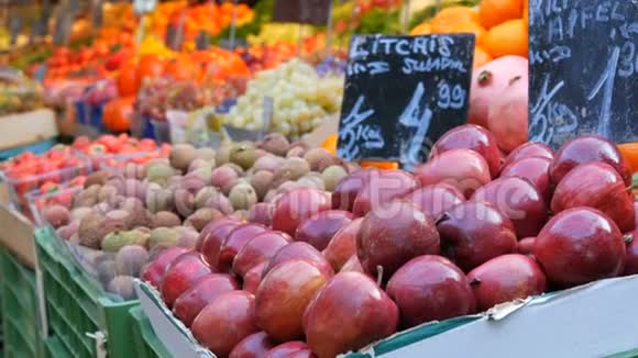 前景是大红苹果和异国水果大城市的菜市场各种蔬菜种类繁多视频的预览图