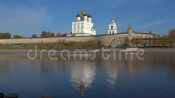 普斯科夫克里姆林宫附近的大河俄罗斯普斯科夫视频的预览图