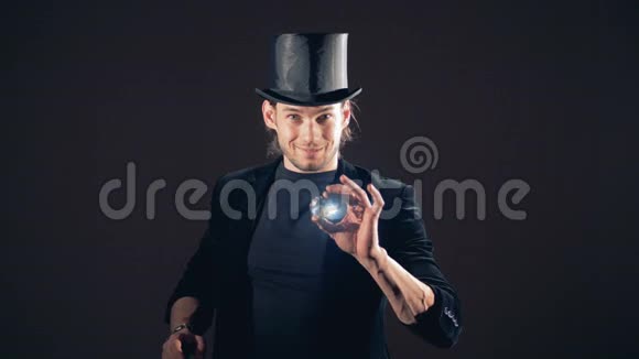 魔术师吞下一颗闪闪发光的水晶从他的左耳后拿走视频的预览图