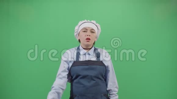 女厨师展示美味的东西视频的预览图