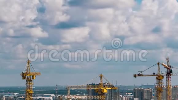黄色起重机在城市建筑上旋转视频的预览图