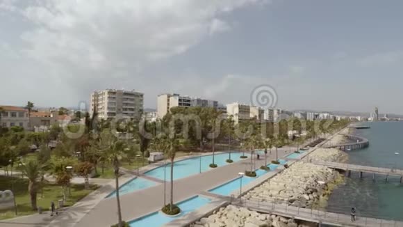 利马索尔海滩无人机飞行视频的预览图
