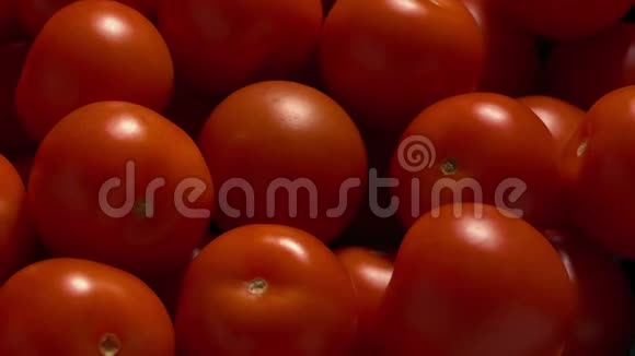在细水喷雾中番茄是新鲜的视频的预览图