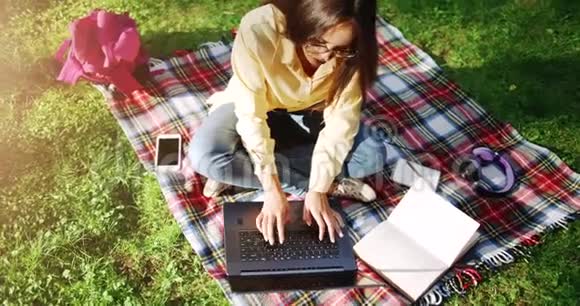女生在公园观景台学习视频的预览图