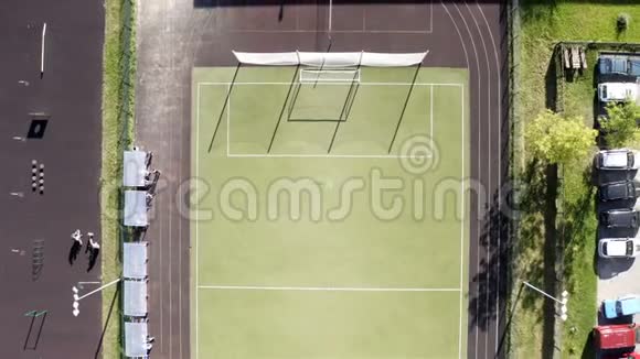 新房子院子里有运动场的足球场视频的预览图