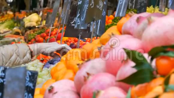 一位老妇人的手摘葡萄大城市的菜市场各种蔬菜和水果种类繁多视频的预览图