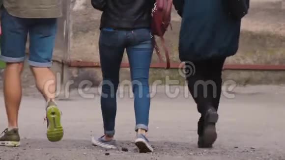一群年轻人沿着一条春天的大学小巷散步视频的预览图