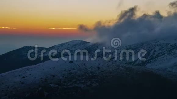 五彩缤纷的日出在隐藏在云中的冬山上视频的预览图