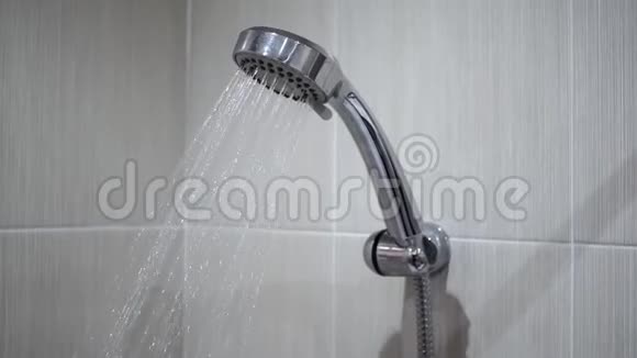 淋浴头的水滴英译汉视频的预览图