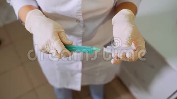 一名女护士准备注射注射器从安瓿中装满液体的注射器提供急救女人视频的预览图