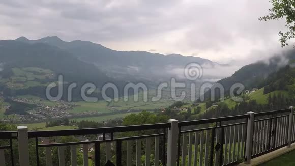 阿尔卑斯山山谷中低云入侵的时间流逝视频的预览图