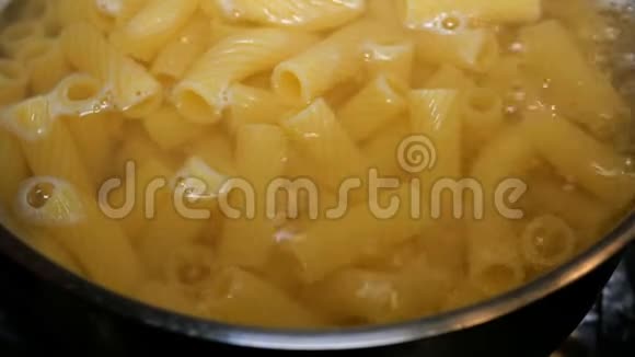 自制烹饪用于煮意面的意大利面管道是在沸水中的金属蒸煮锅中煮沸的视频的预览图