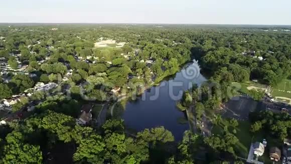 夏季美丽湖泊及周边地区的鸟瞰图视频的预览图