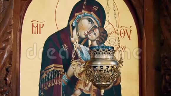 圣母玛利亚和耶稣基督的基督教东正教图标在蜡烛后面视频的预览图